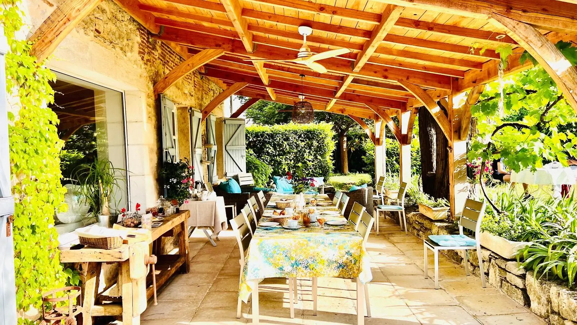 Le Relais Des Anges Bed & Breakfast Mercues France